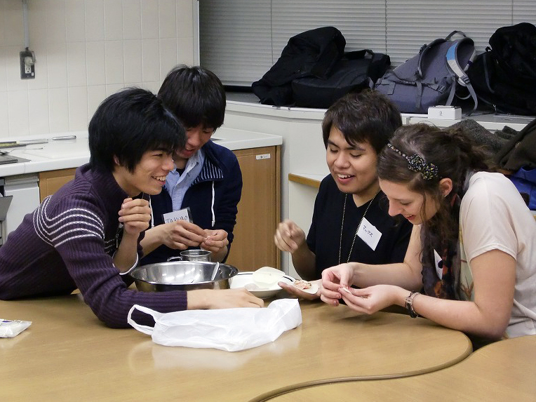 cookwinter1 Students make gyoza by wrapping a meat mixture with gyoza skin, which is made of flour