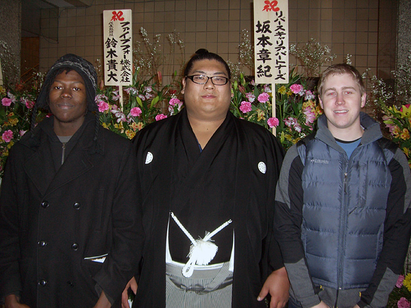 futenno5web KCP students with a sumo wrestler
